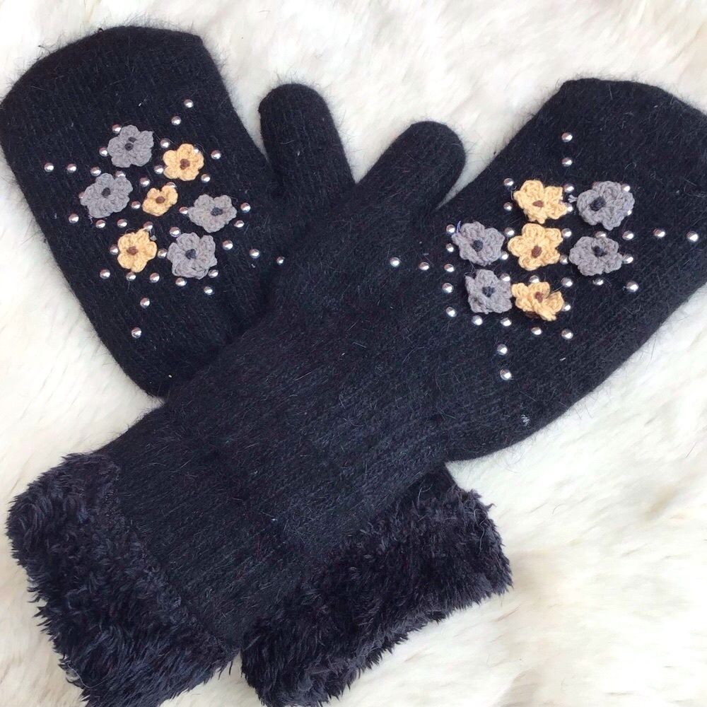BOUTIQUE SUPER DOFT FAUX FUR LINED EMBELLISHED MITTENS - Picture 3 of 7